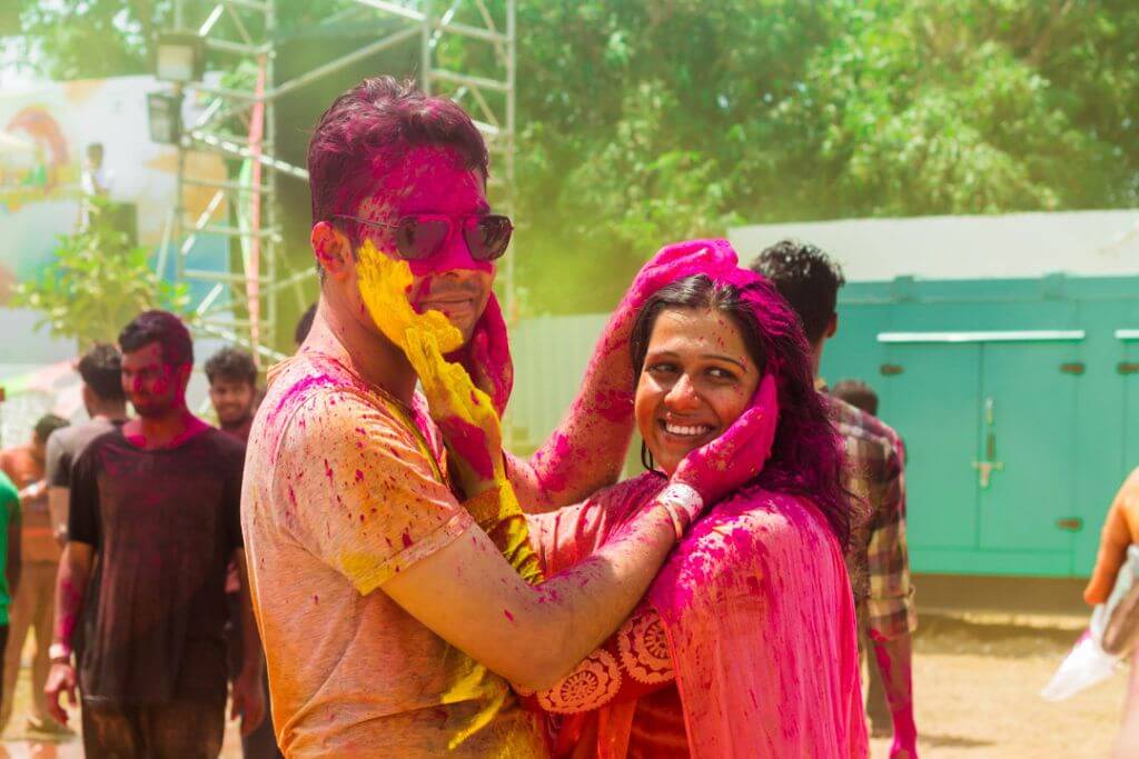 HOLI FESTIVAL- IN-INDIA-and-HOW-TO-PREPARE-FOR-IT-pictures-of-holi-festival-couple
