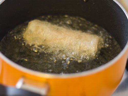 vietnamese-fried-spring-rolls-frying