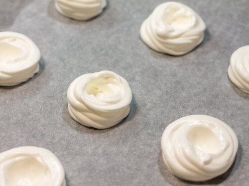 Mini-pavlova-cakes-quick-and-easy-recipe-mounting-meringue