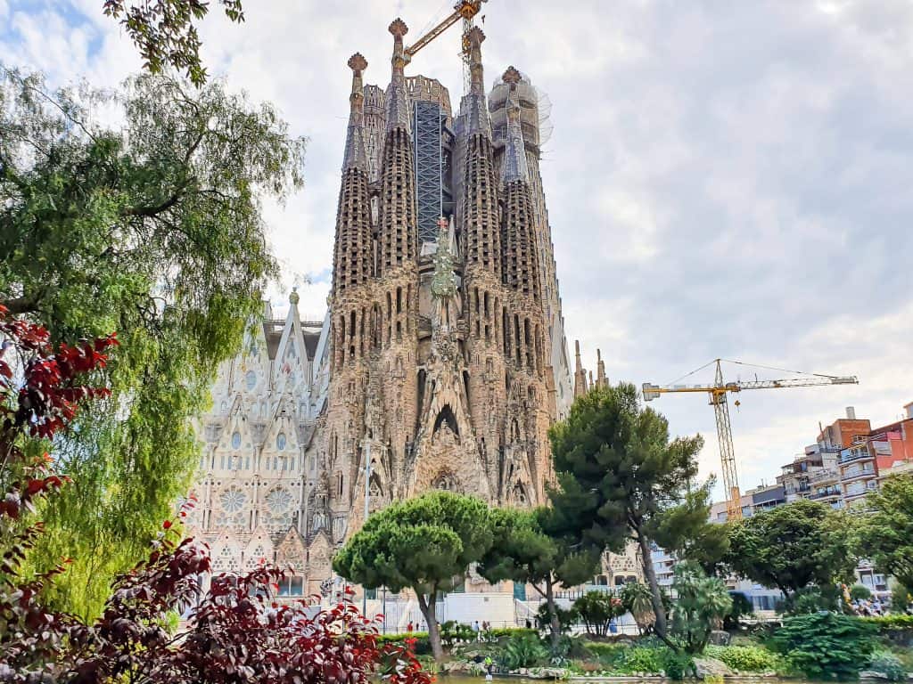 Weekend in Barcelona - Sagrada Familia - view from the lake